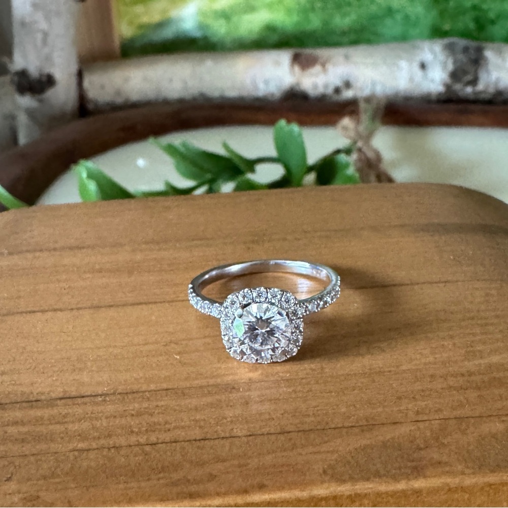 IMOLOVE Solitaire Moissanite Halo Ring Size 6.5